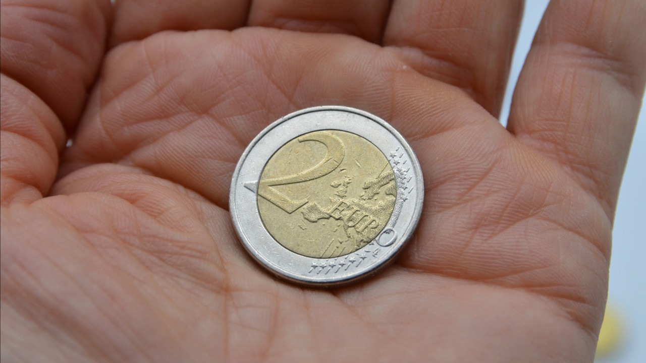 Autoridades españolas advierten sobre estafa con monedas de dos euros