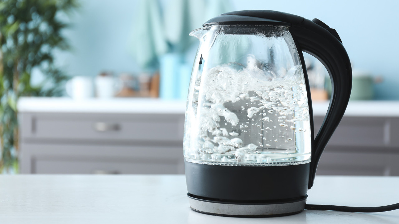 Die Studie besagt, dass kochendes Leitungswasser Mikroplastik entfernen kann