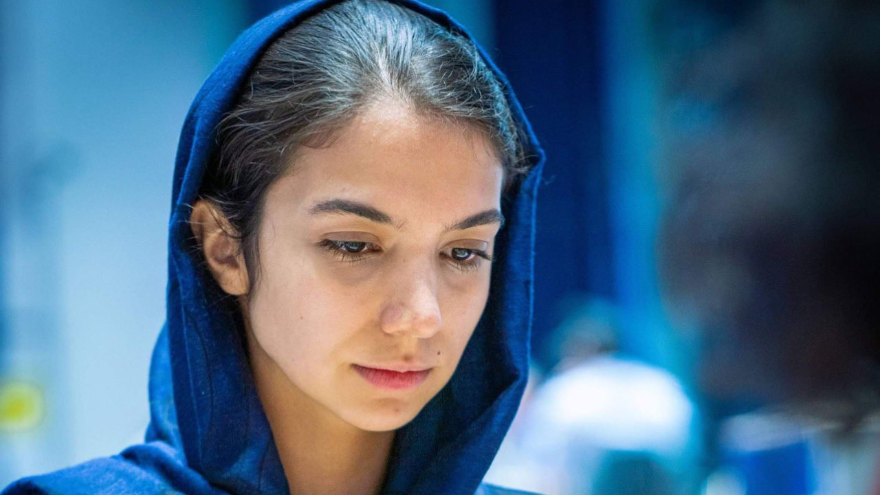 Enxadrista iraniana compete sem hijab, e Irã não a reconhece como