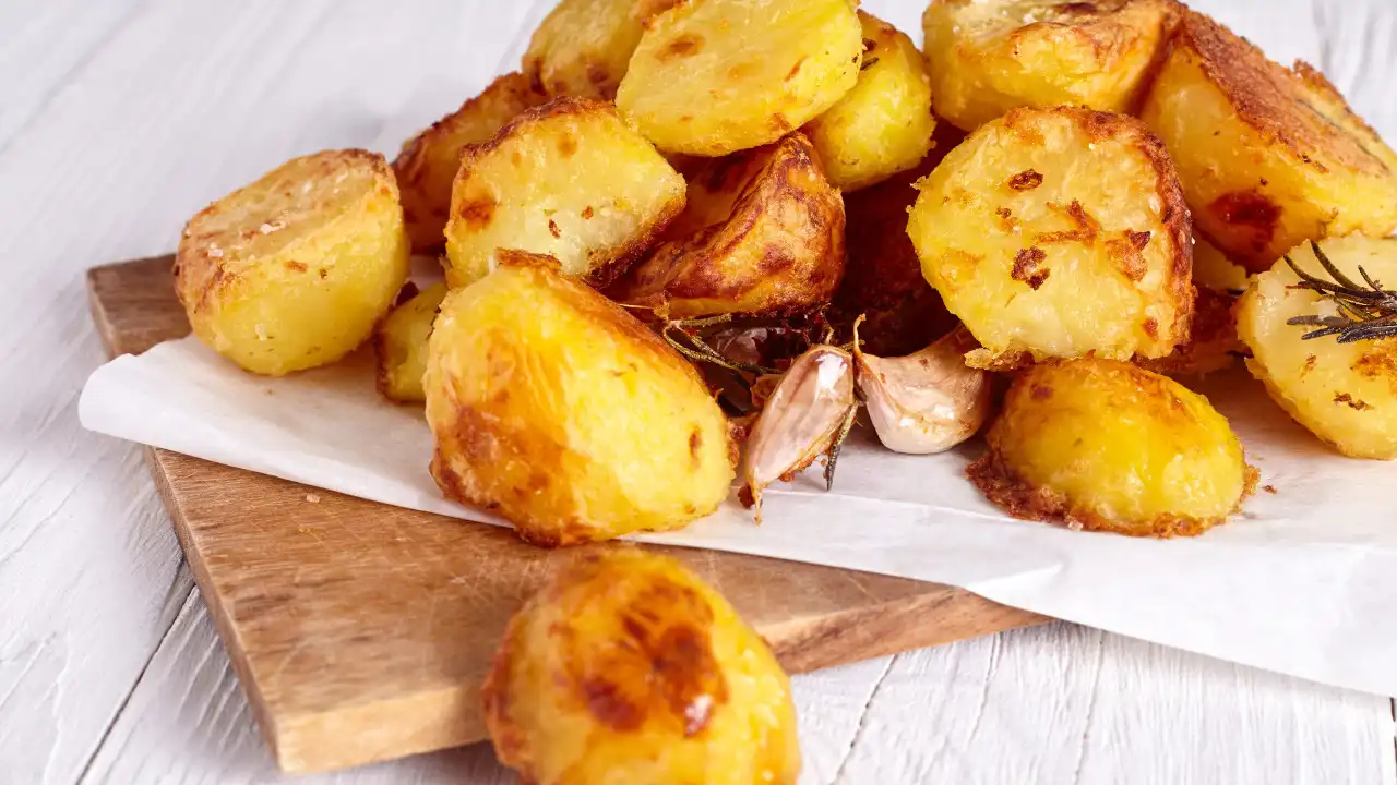 Tem uma 'air fryer'? Devia fazer esta receita de batatas assadas com alho