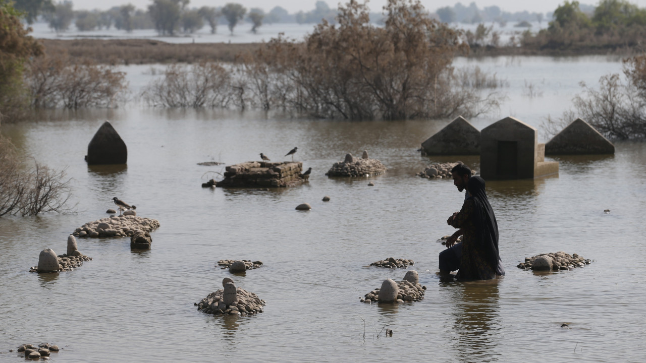 UK offers financial aid to flood-hit Pakistan