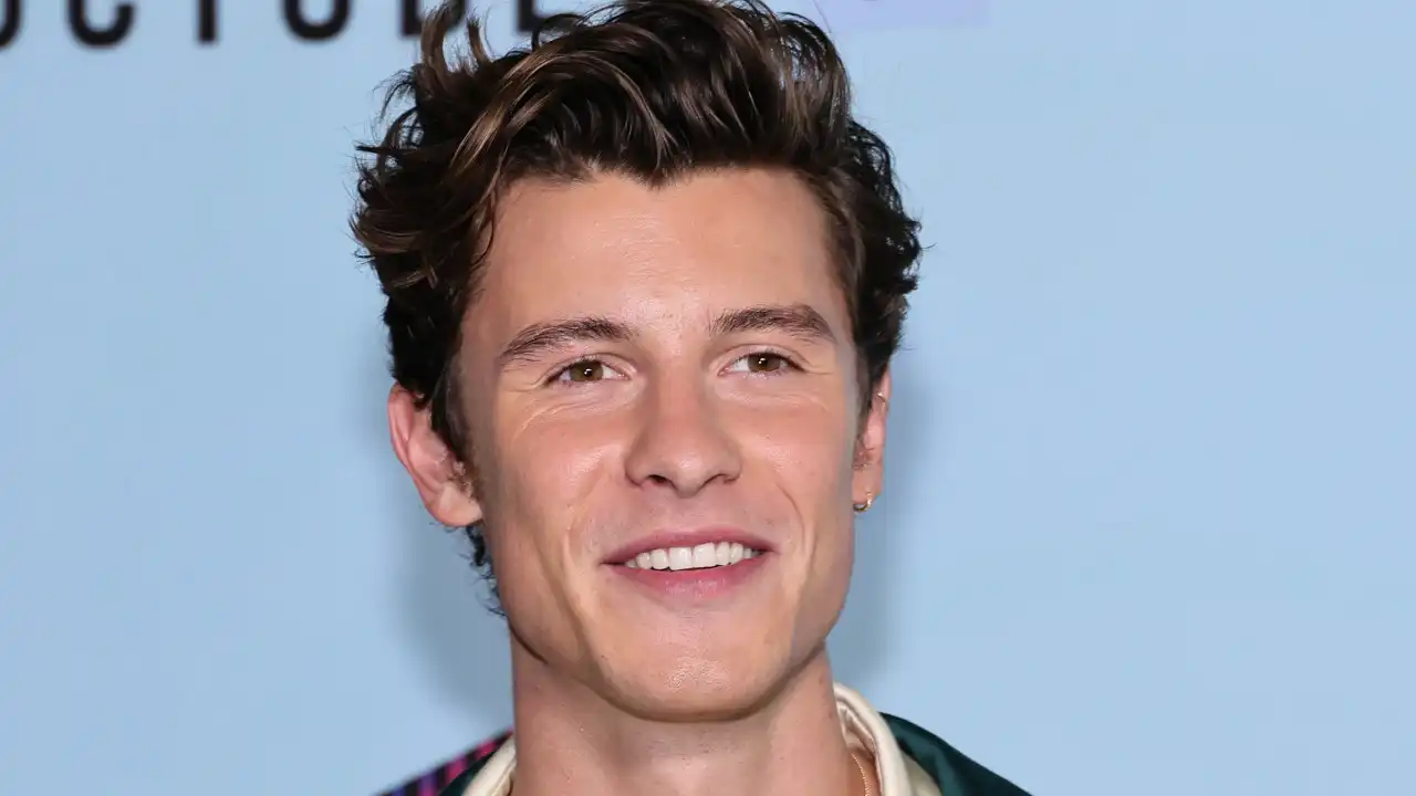 Shawn Mendes encanta fãs em tronco nu na praia. Veja as imagens