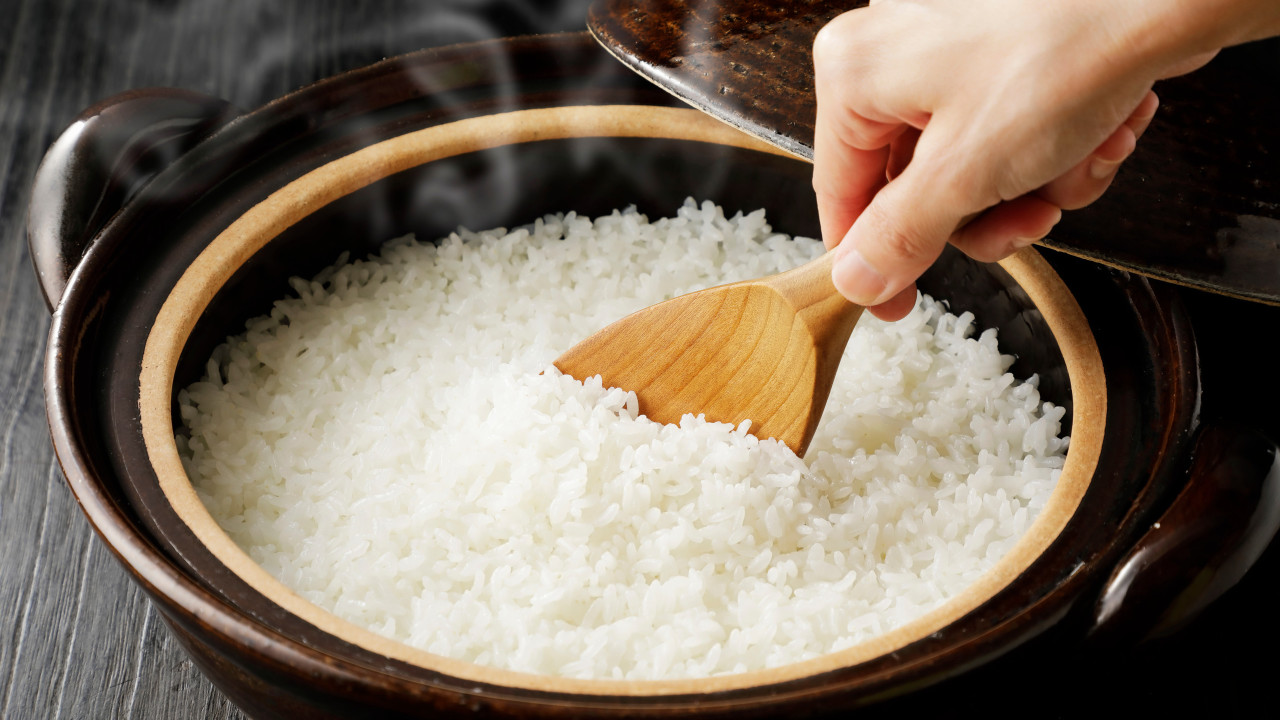 Es mejor no recalentar el arroz sobrante.  saber la razón