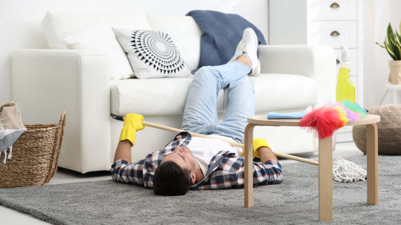 Ленивый человек предложение. Очень ленивый человек с телефоном рисунок. Ленивый человек предложение. Картинки на тему лень. Рисунок меню для ленивого человека.