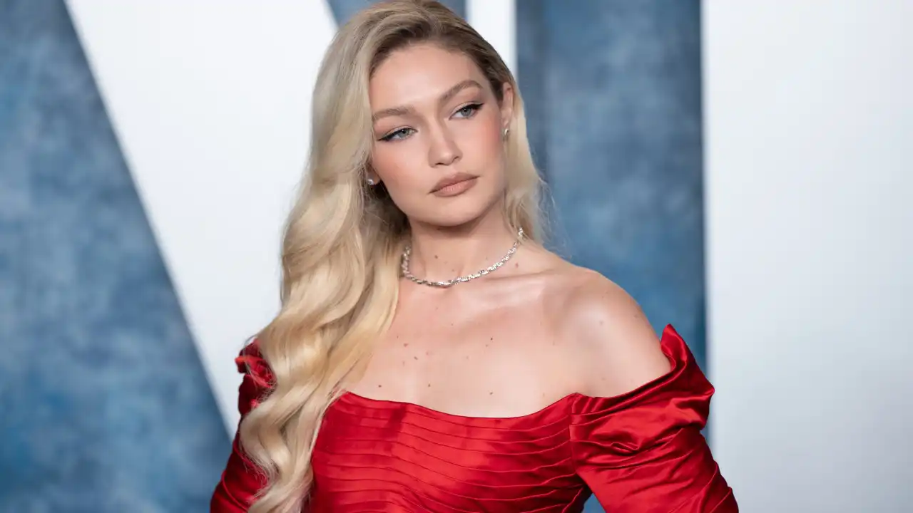 Gigi Hadid desfila com vestido feito de fita cola e tropeça. Veja o vídeo