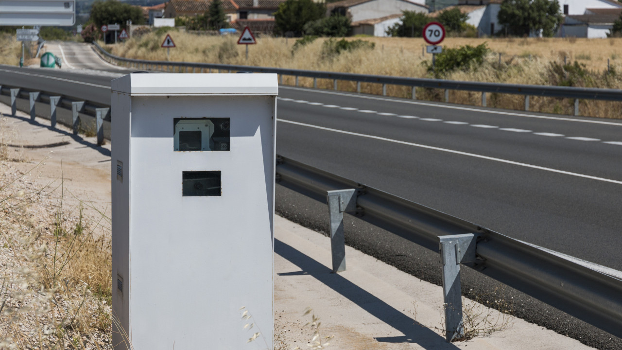 En España utilizan dos trucos para atrapar a los que frenan ante el radar