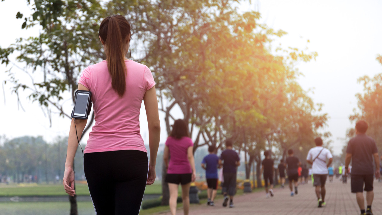 A melhor altura do dia para caminhar em dias de calor e perder a barriga