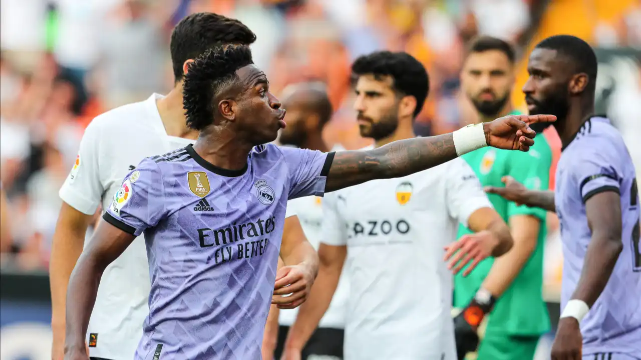 Do "Real Imigrante" à "me*** de pessoa". Ex-Valencia arrasa Vinícius Jr.