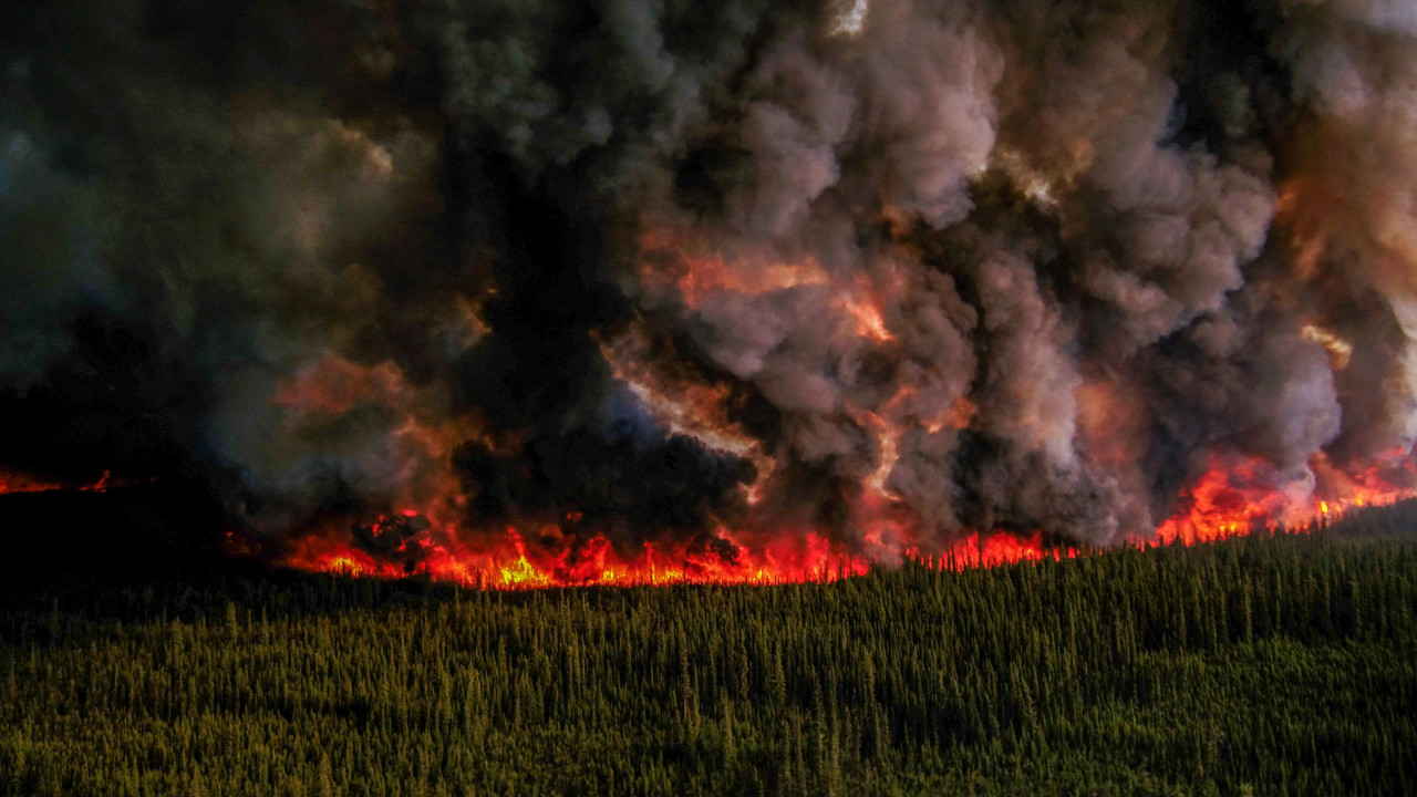 The number of fires increases and a firefighter dies during fighting in Canada