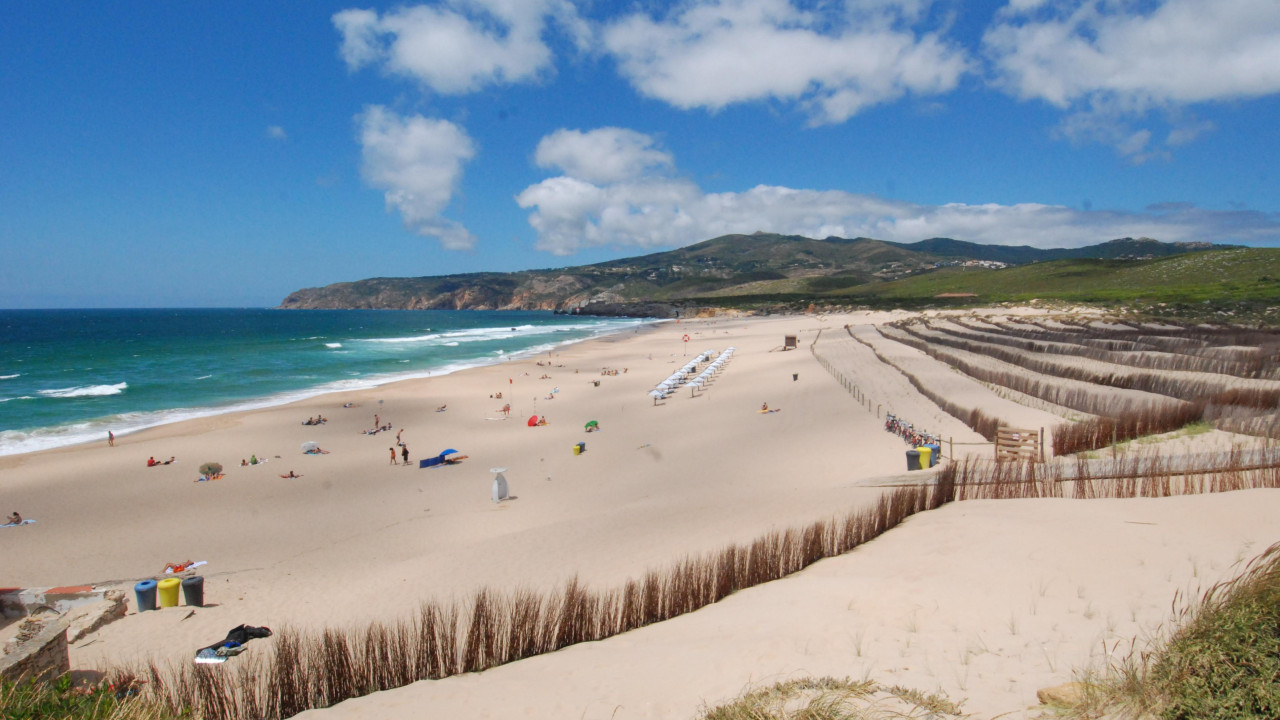 Estrada do Guincho encerrada devido a areia que impede circulação segura