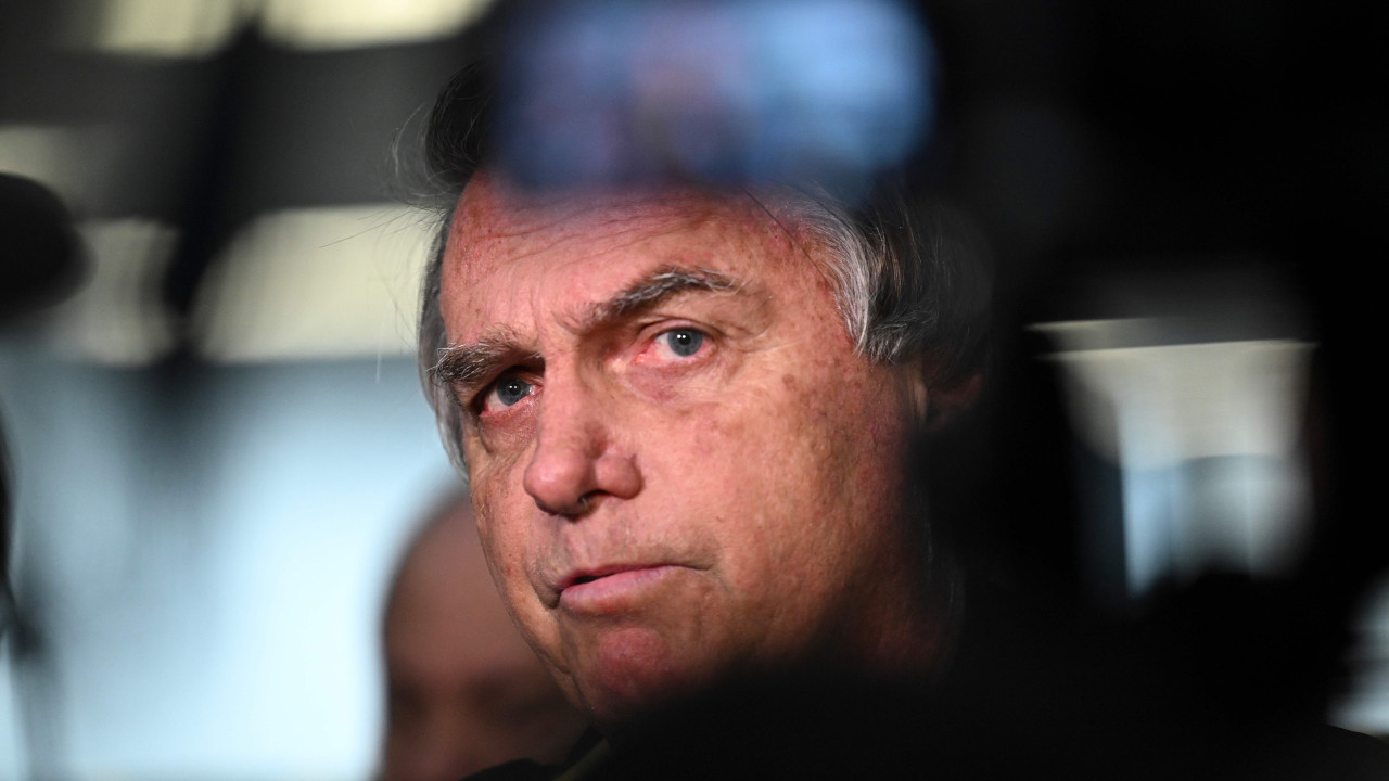 &quot;Passou bem a noite&quot;. Internado, Bolsonaro é transferido para São Paulo
