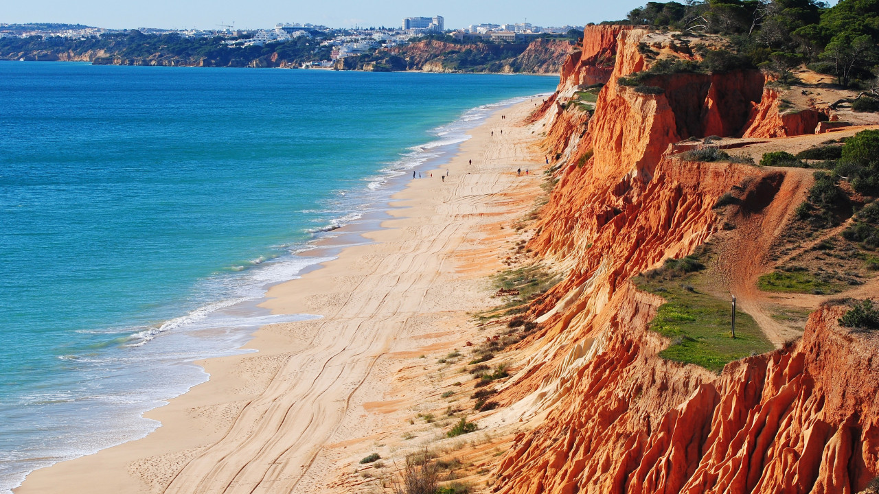 Praia da Falésia em Albufeira interditada a banhos após análises à água