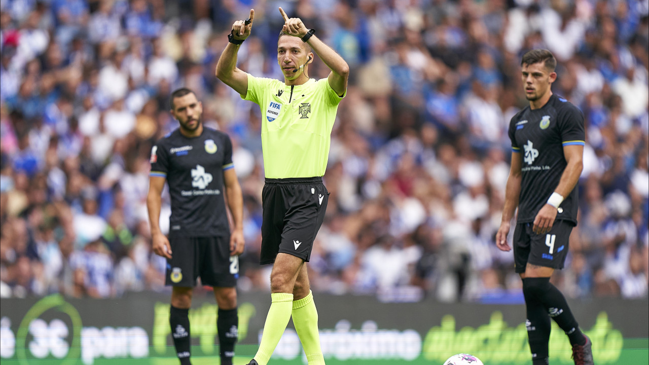 Jogo no Dragão. Árbitro confiou cegamente no VAR numa situação especial