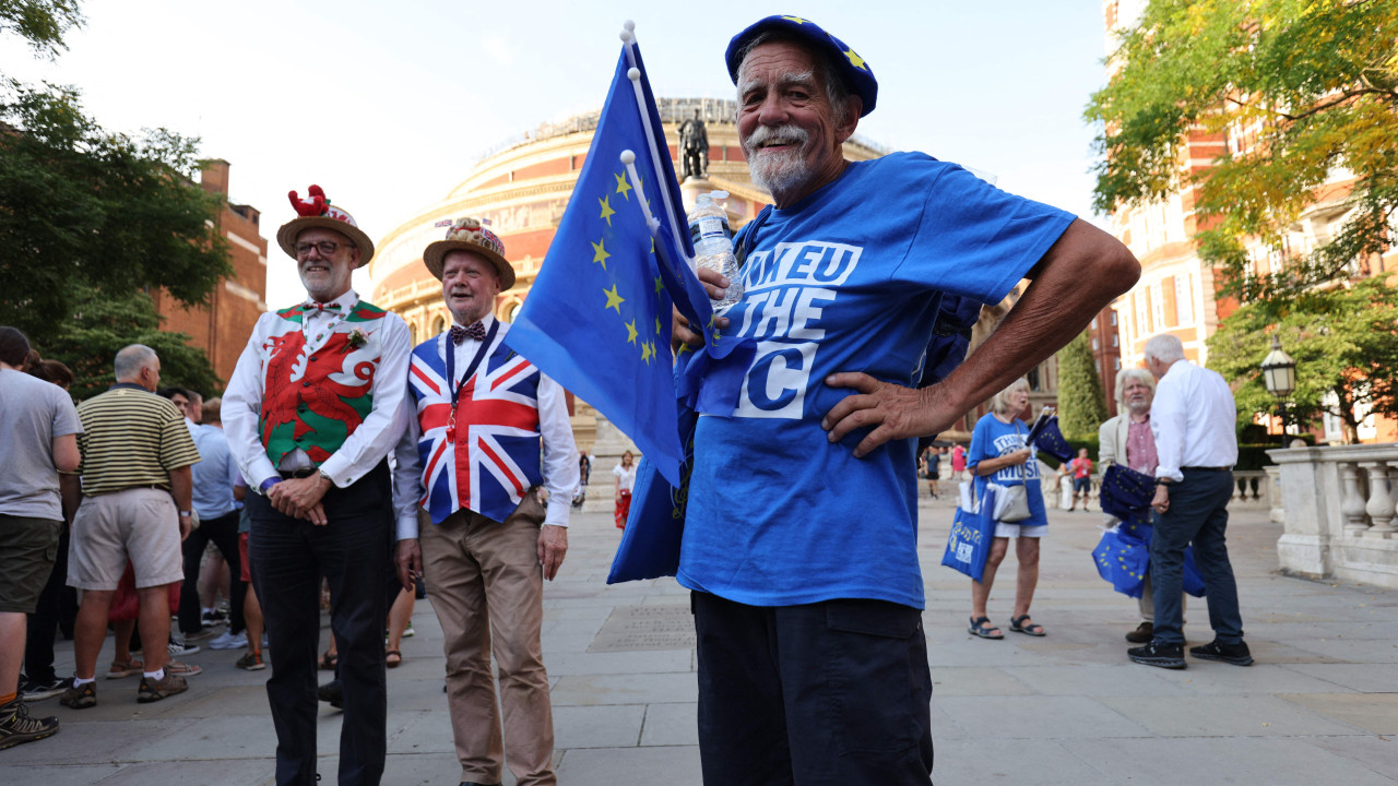 EU flags cause outrage in UK at cultural event