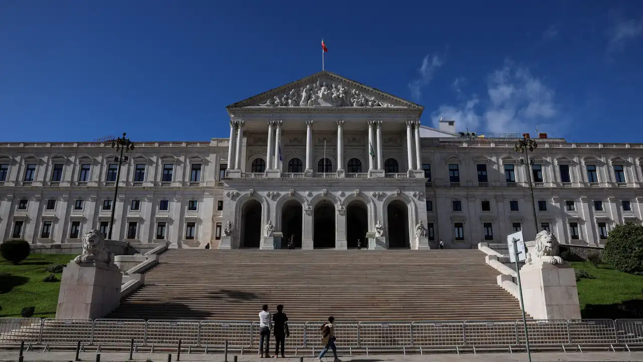 Parlamento recomenda ao Governo que alargue critérios para apoio judiciário