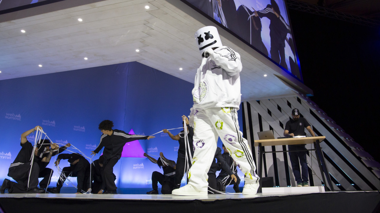 Ativistas fingiram ser Marshmello e executivo da Adidas na Web Summit em  protesto contra condições de trabalho – Observador