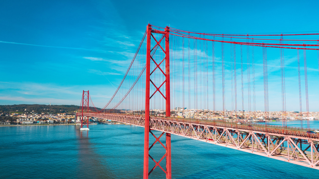 The Railway Crossing on the 25 de Abril Bridge: A Miracle of Engineering 25 Years Later