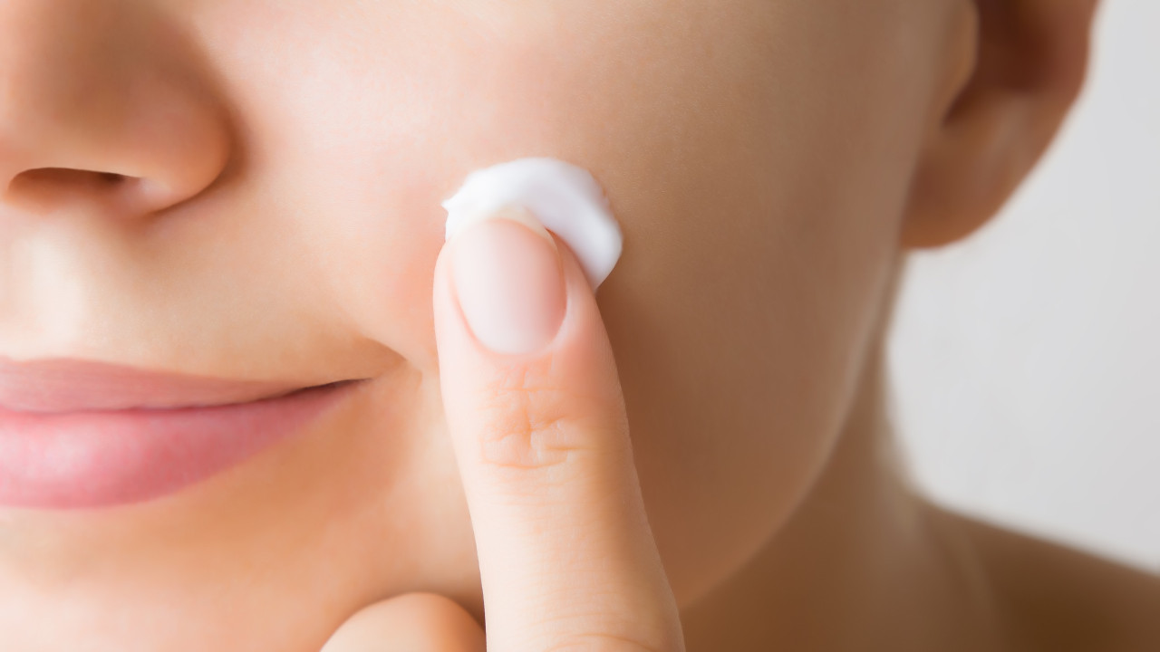Três dicas de dermatologistas para acabar com as rugas e hidratar a pele