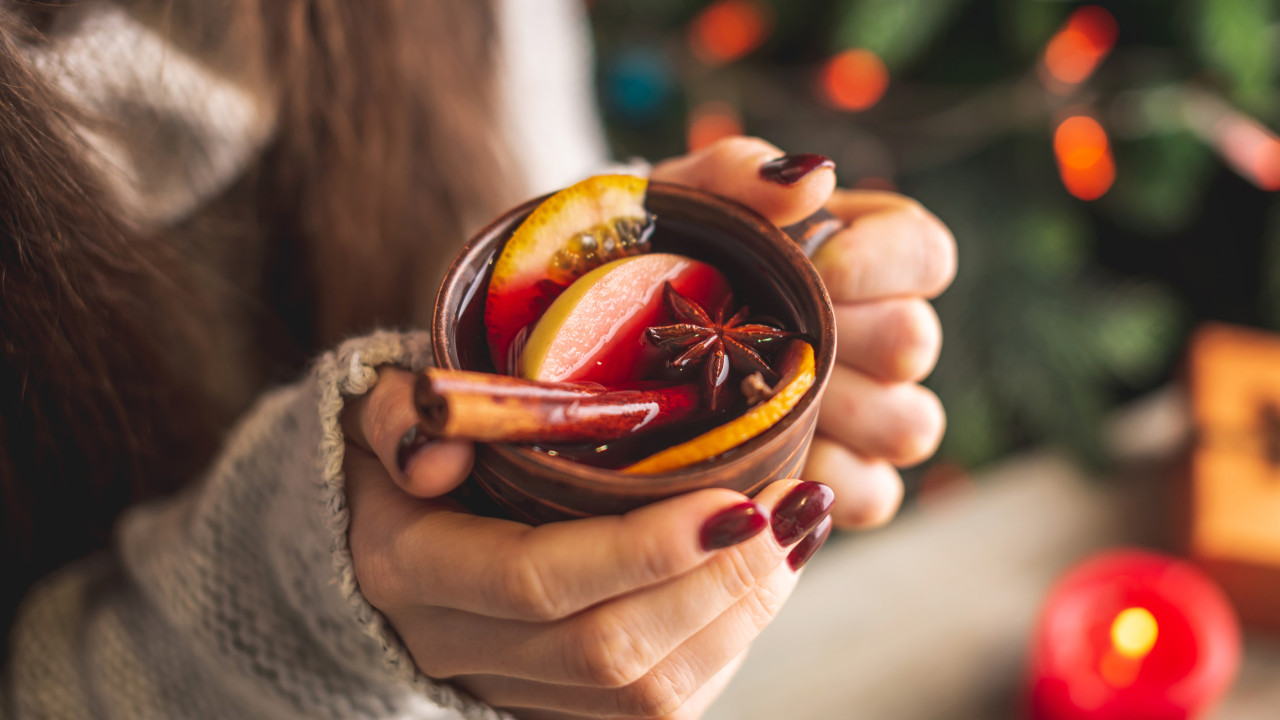 Não precisa de sair de casa para beber vinho quente. Eis a receita