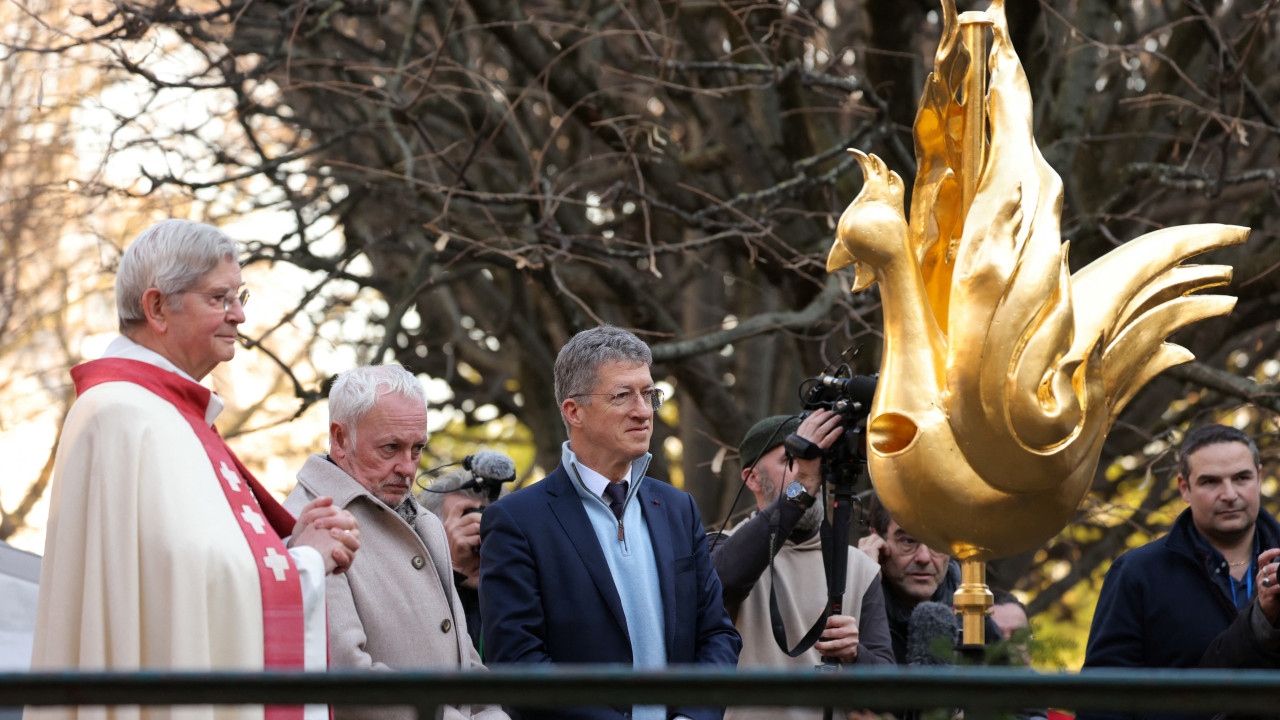 Novo galo de ouro de Notre-Dame em Paris colocado no topo da catedral