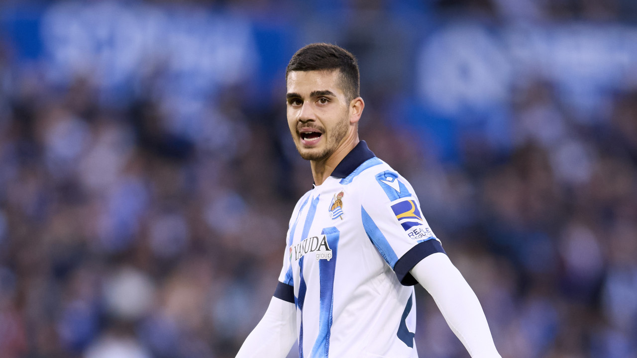 André Silva de um lado, Rui Silva e William do outro. Ninguém sorriu