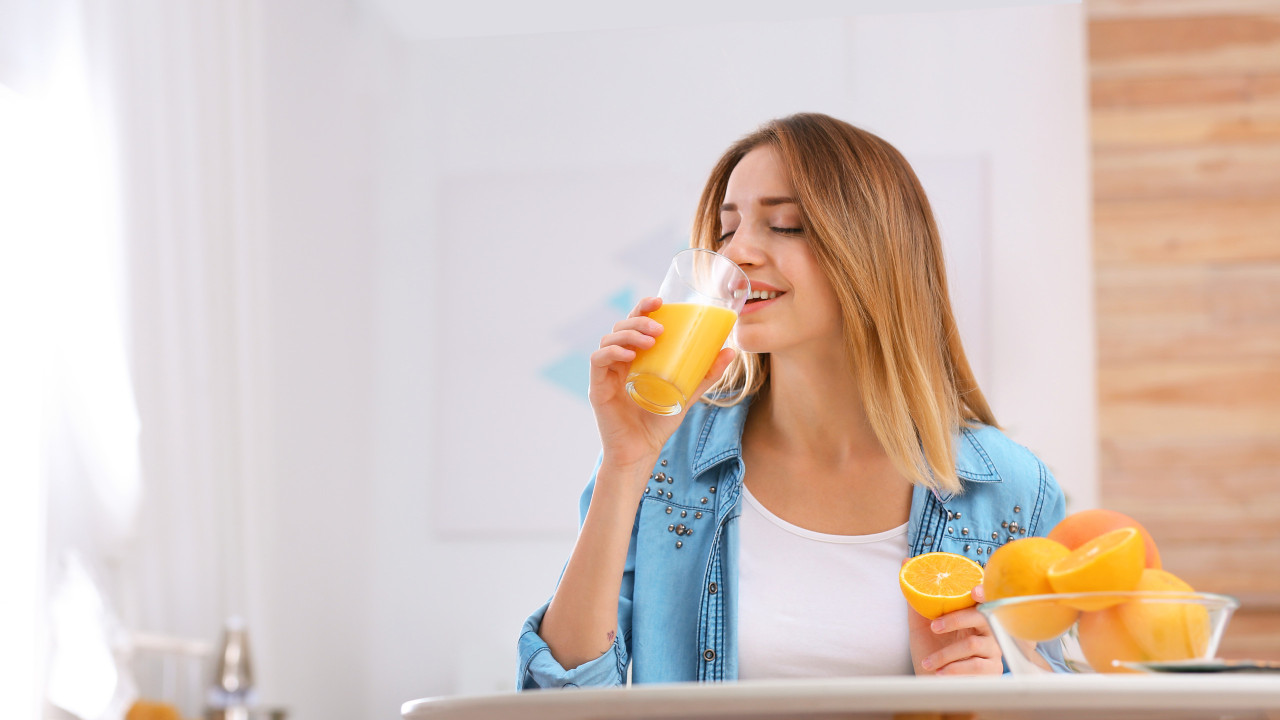Beber sumo de laranja em jejum? Nem sabe as vantagens que está a perder