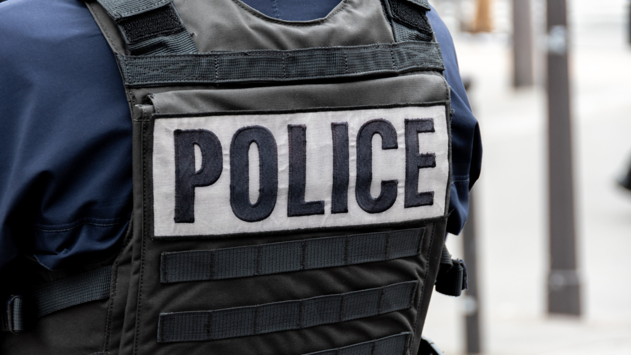 Dois polícias gravemente feridos em esquadra de Paris