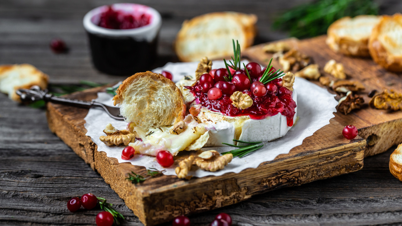 Tem mesmo de fazer esta receita (deliciosa) de camembert no forno