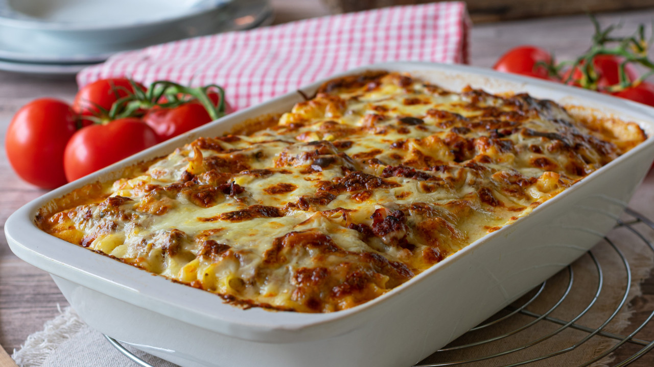 Vai ficar maravilhado com esta massa gratinada com alheira (é 'fit'!)