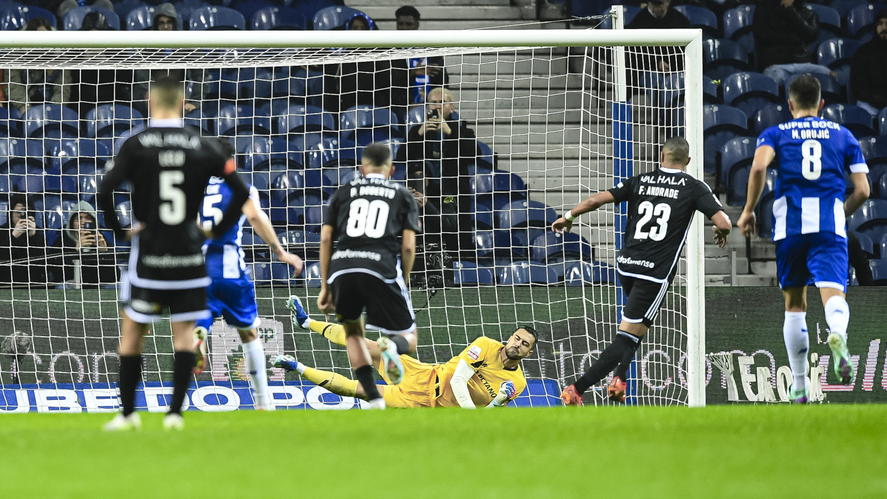 Reveladas as comunicações do VAR em penálti marcado no FC Porto-Casa Pia