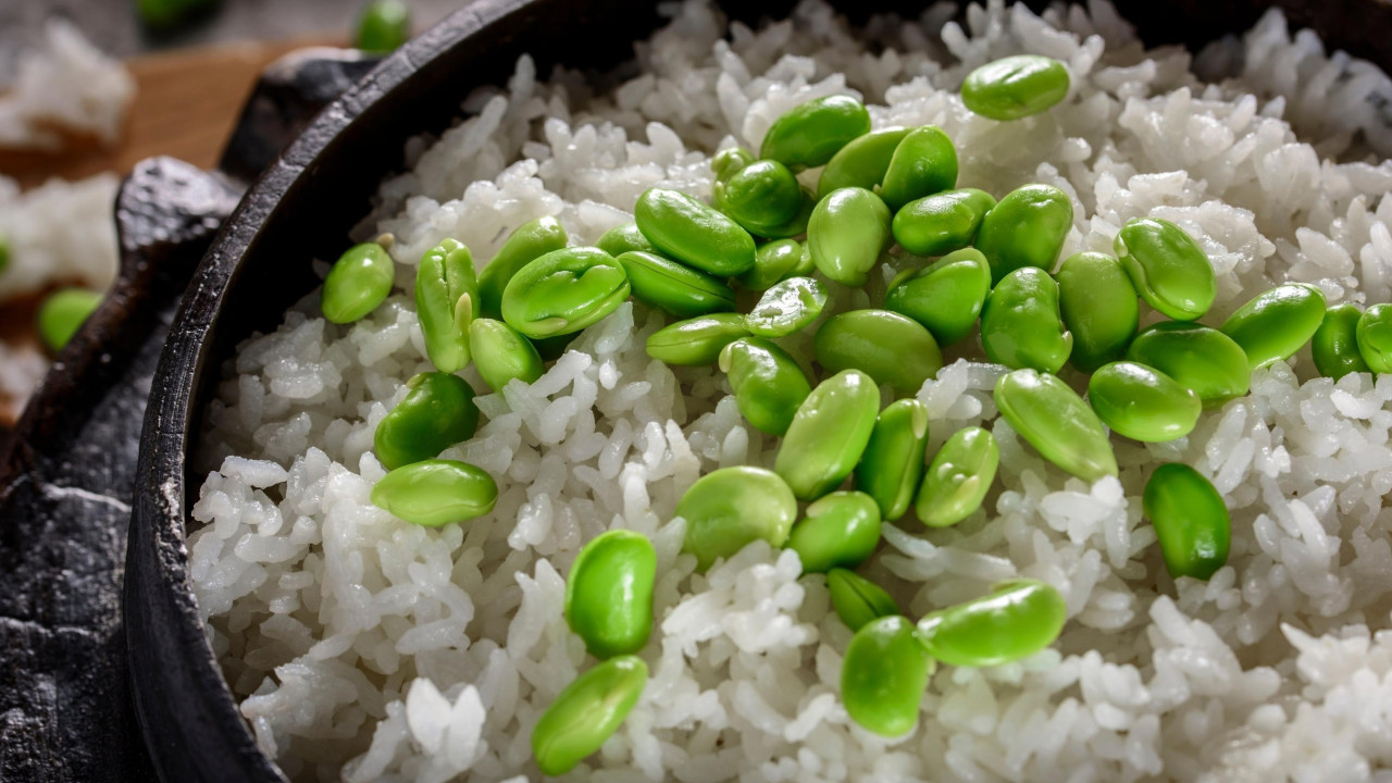 A receita de arroz de edamame que é sucesso garantido