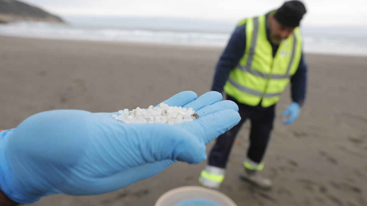 Los pescadores temen el plástico que llega a las costas españolas