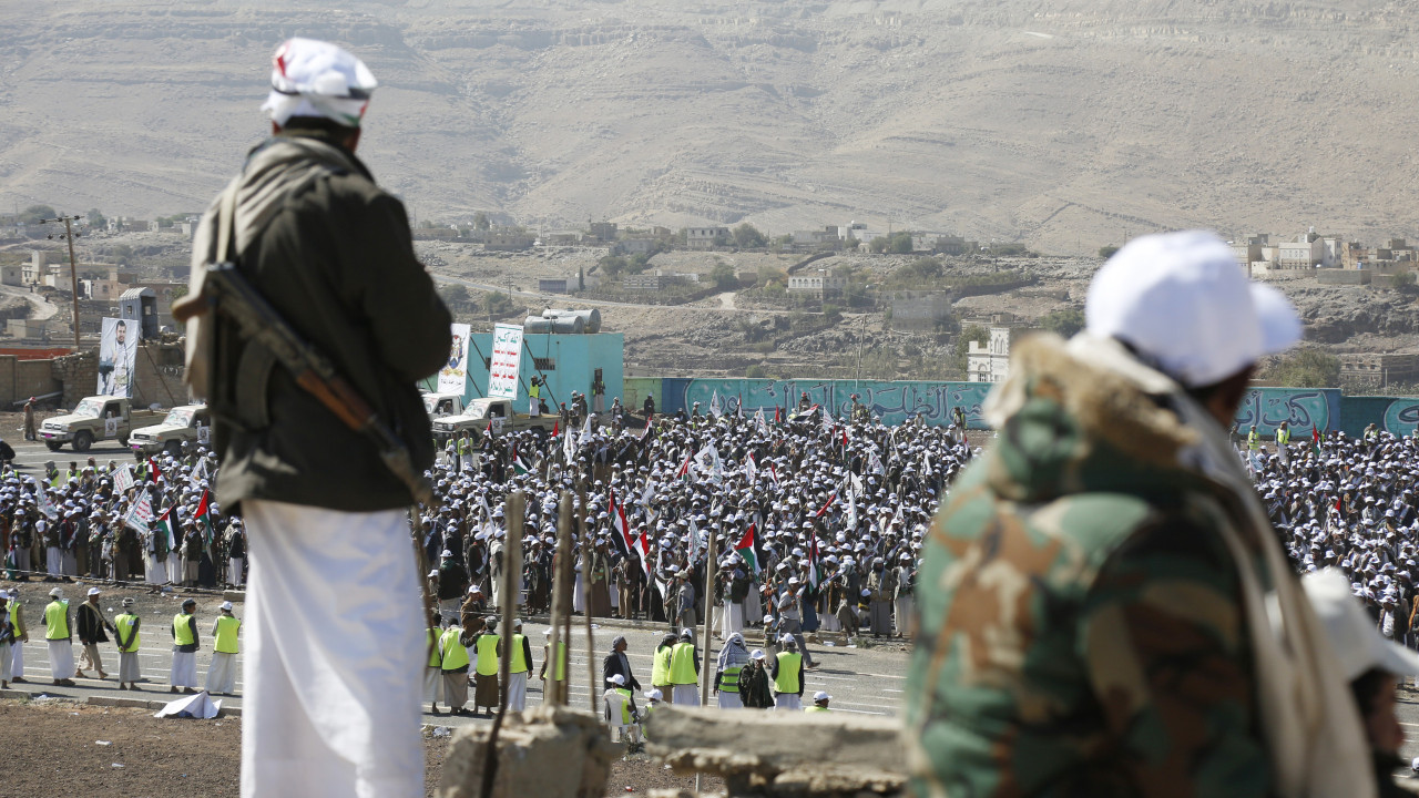 Houthis prometem continuar a atacar navios ligados a Israel