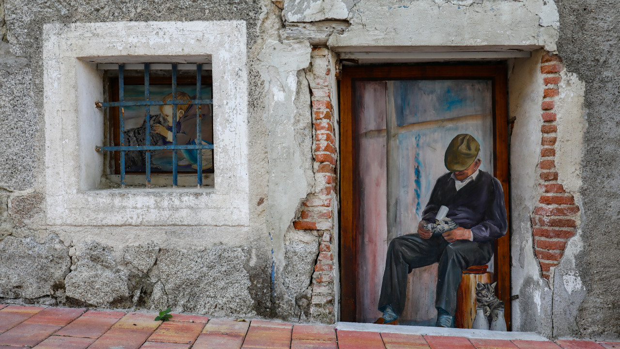 Pinturas dão nova vida a casas abandonadas em aldeia espanhola