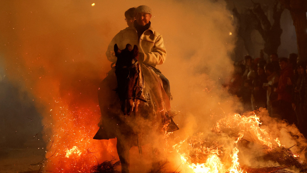 Tradição cumprida. Cavalos atravessam fogo em Espanha (e impressionam)