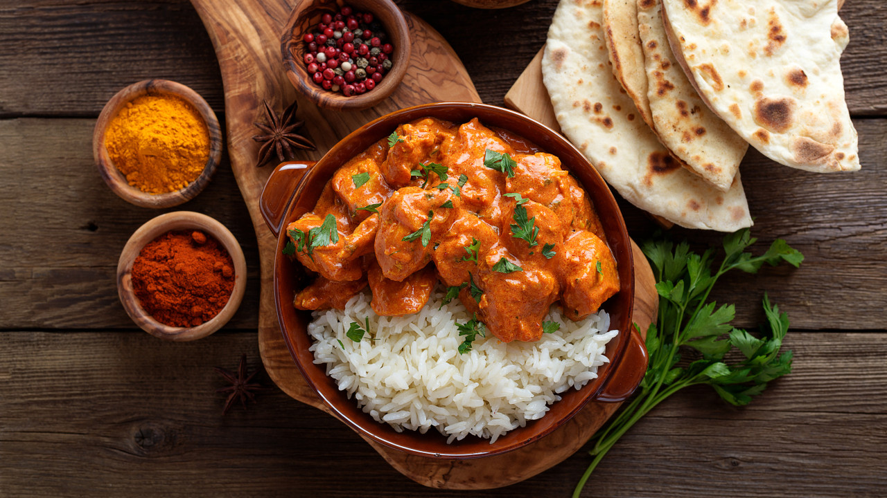 Gosta de caril? Aqui tem uma receita com frango e legumes