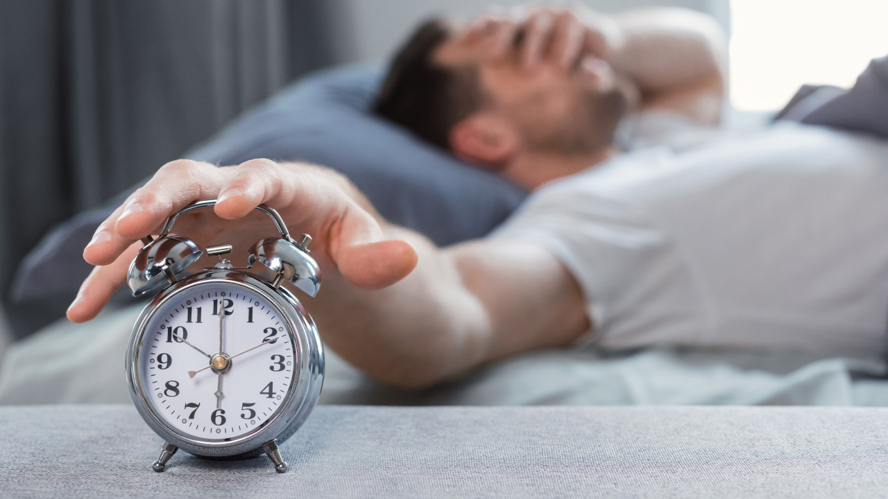 The morning habit that seems harmless, but it harms your sleep