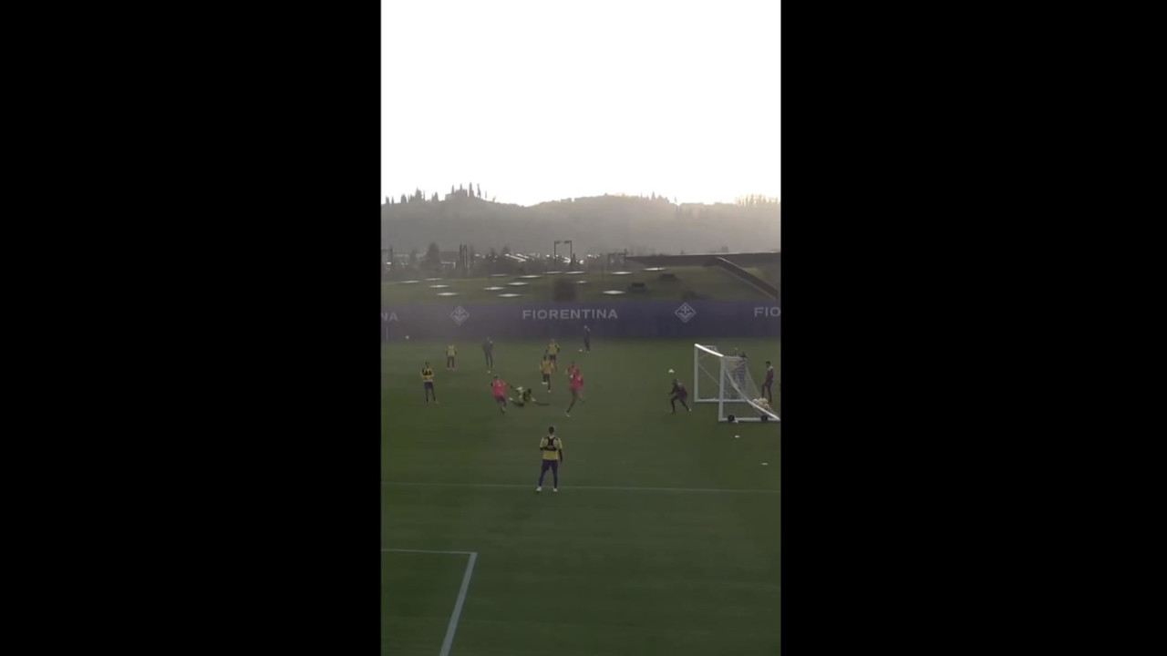 Jogador da Fiorentina 'interrompe' treino com golaço acrobático