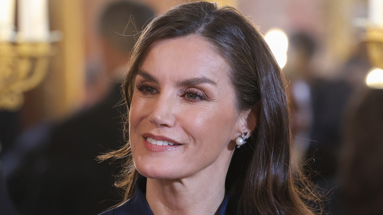 A reação de Letizia ao deixar cair a pulseira durante um ato solene