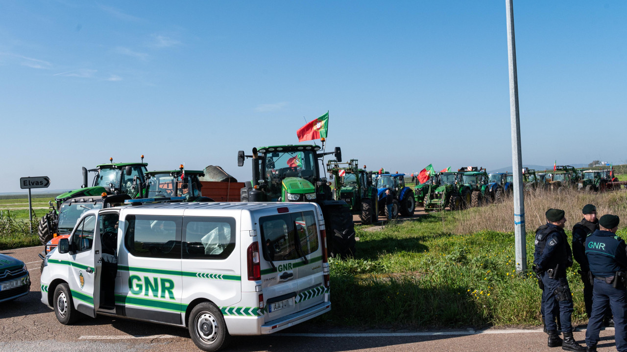 Protestos dos agricultores bloqueiam várias estradas do país