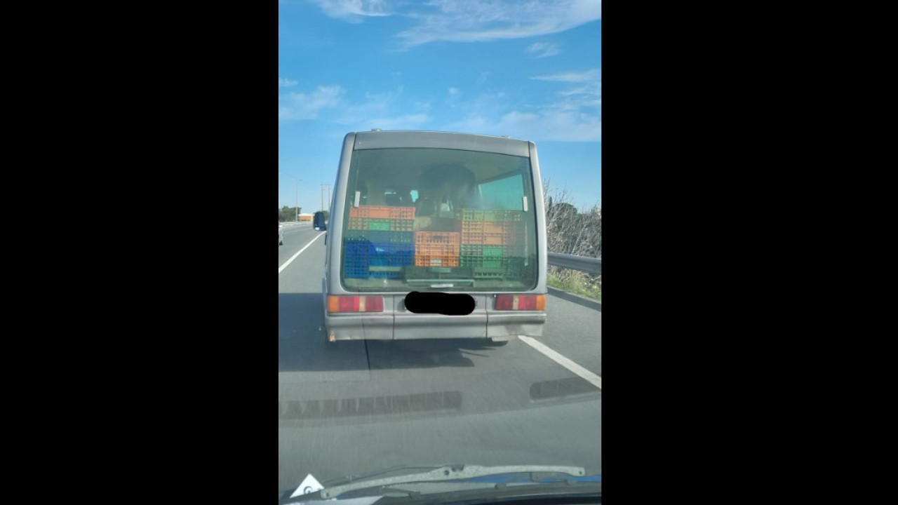 Carro funerário fotografado no Algarve a transportar... laranjas