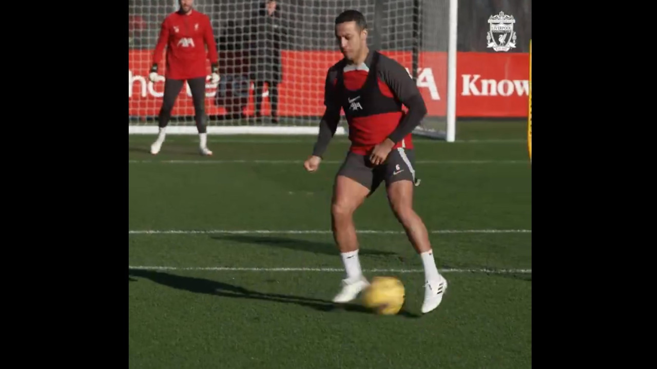 Thiago Alcântara 'parte tudo' no treino do Liverpool