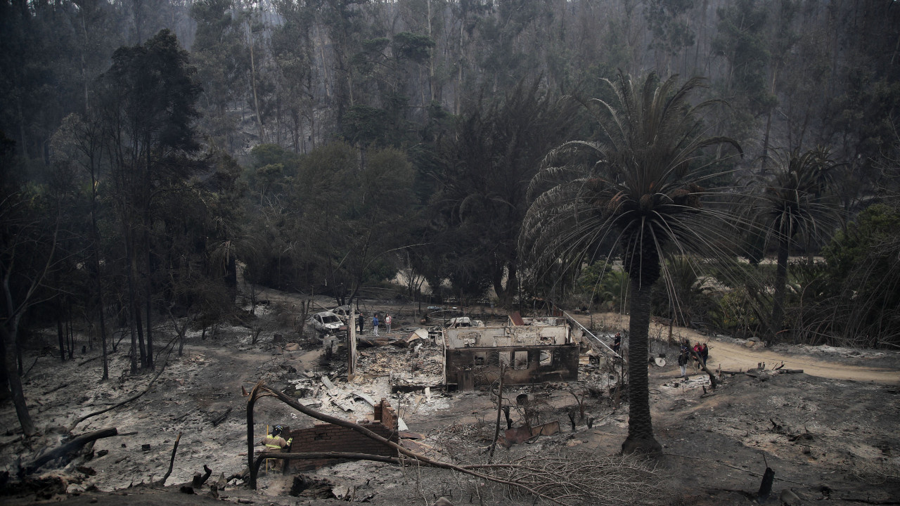 Sobe para 99 número de mortos em incêndios florestais no Chile