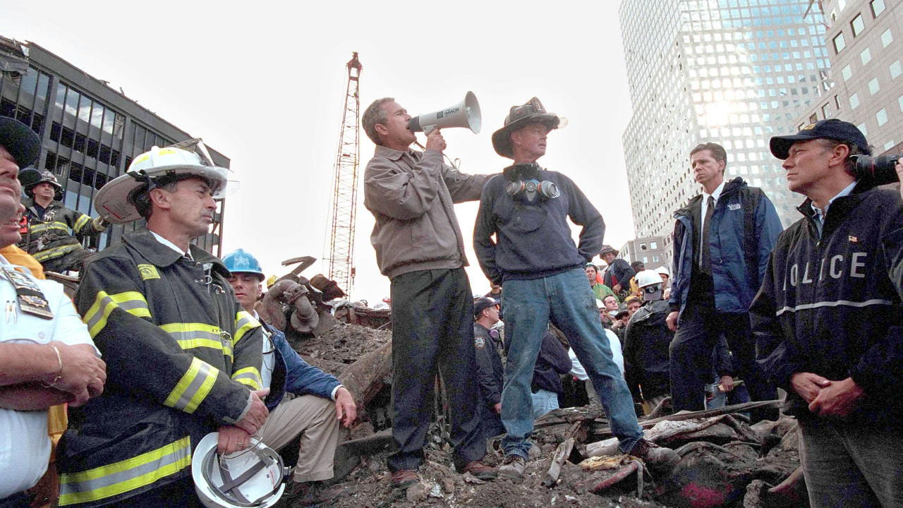 Morreu bombeiro reformado que protagonizou foto icónica com Bush em 2001