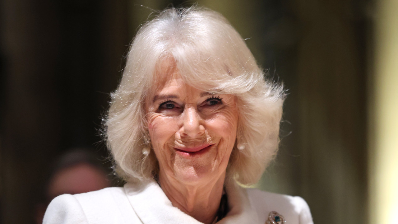 Camilla diz que Carlos III está &quot;muito bem dadas as circunstâncias&quot;