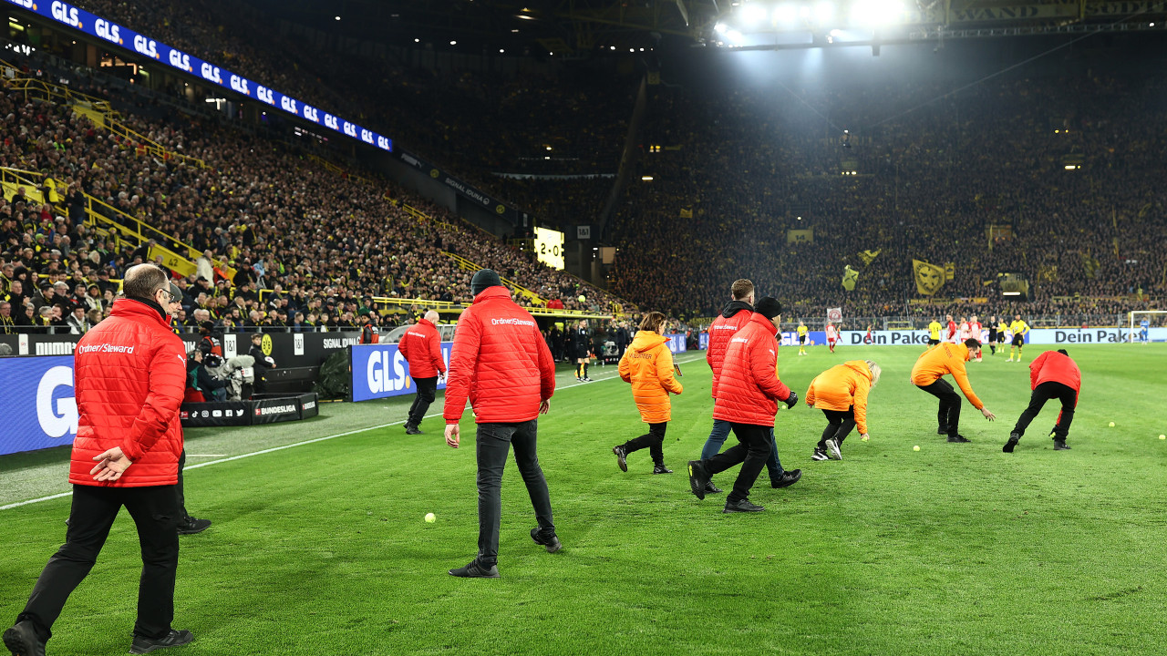 Adeptos atiram moedas e bolas de ténis... e interrompem Dortmund-Friburgo