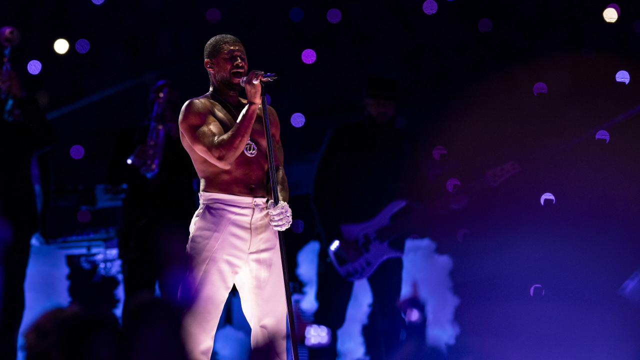 Usher 'aqueceu' o Super Bowl sem camisola e com convidados especiais