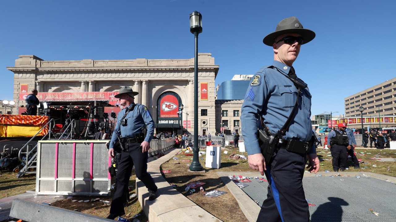 Dois adultos acusados de homicídio no tiroteio no desfile do Super Bowl