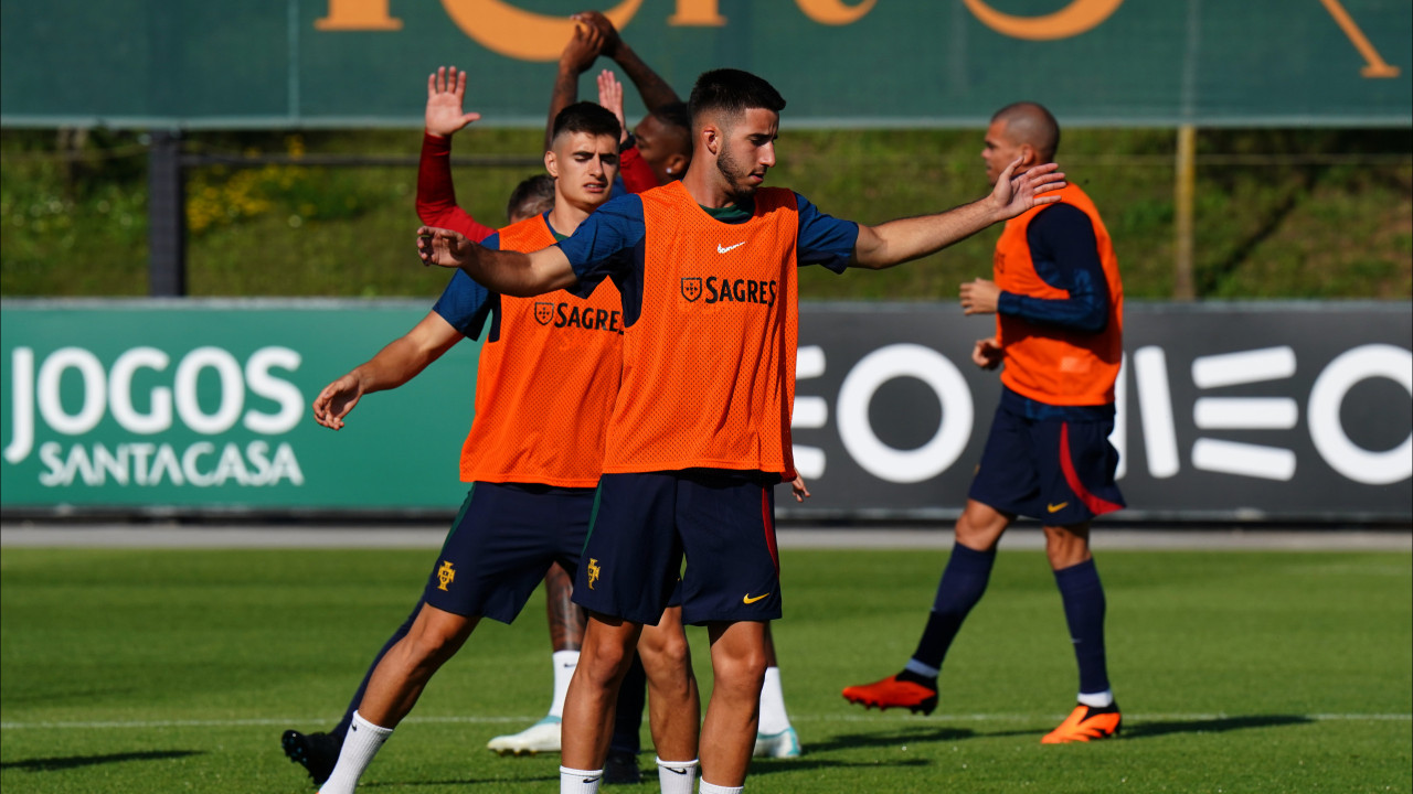 'Para a frente é que é caminho'. Defesas de Sporting e Benfica destacados