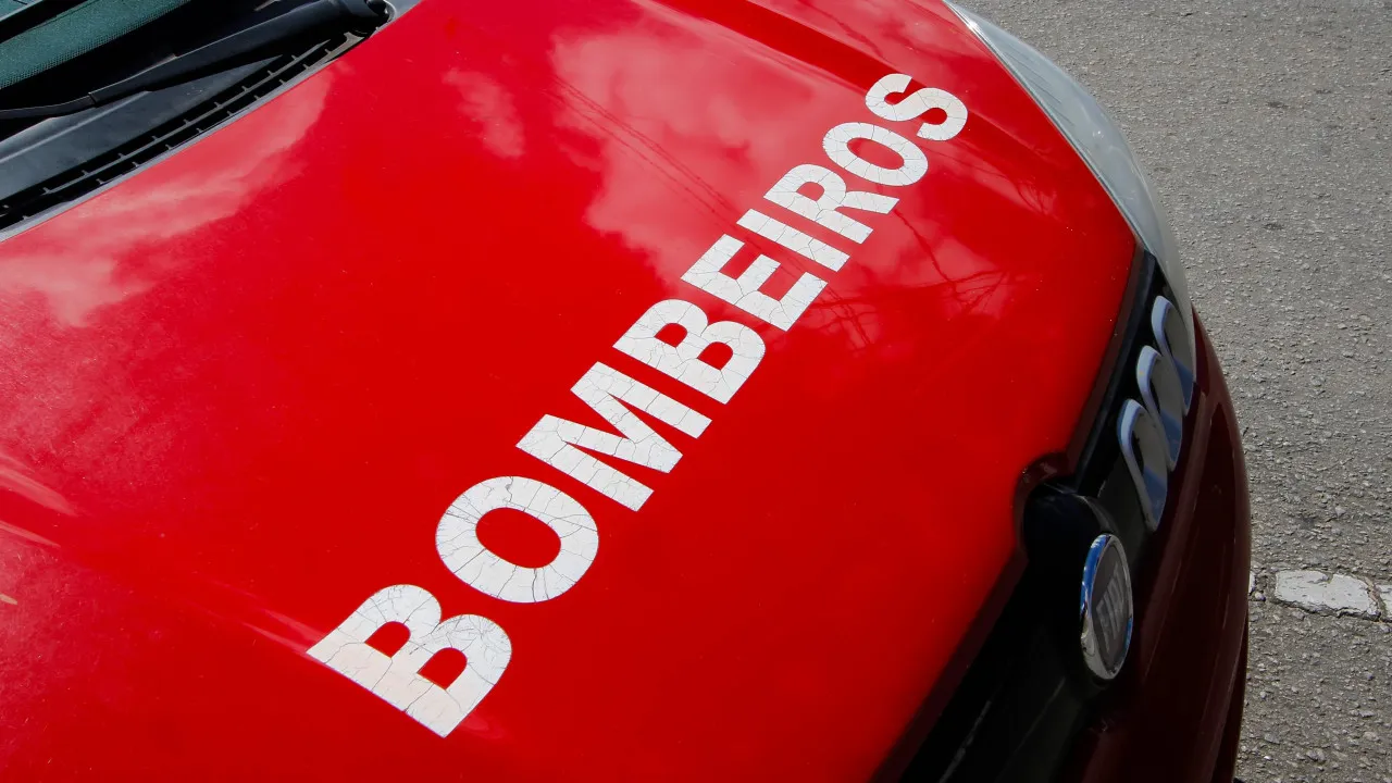 Autoridades resgatam mulher que caiu em ribeiro em ponte da barca